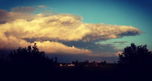 A giant crocodile in the Belgian sky. Run for your lives ! A giant crocodile in the Belgian sky. Run for your lives !